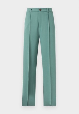 Παντελόνια ίσιας γραμμής με ψηλή μέση σε απαλό πράσινο χρώμα με πιέτες μπροστά, πλαϊνές τσέπες, θηλιές για ζώνη και ένα μόνο καφέ κουμπί κλεισίματος.