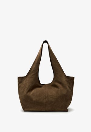 Bruine suède schoudertas met brede riemen en een minimalistisch ontwerp tegen een witte achtergrond.