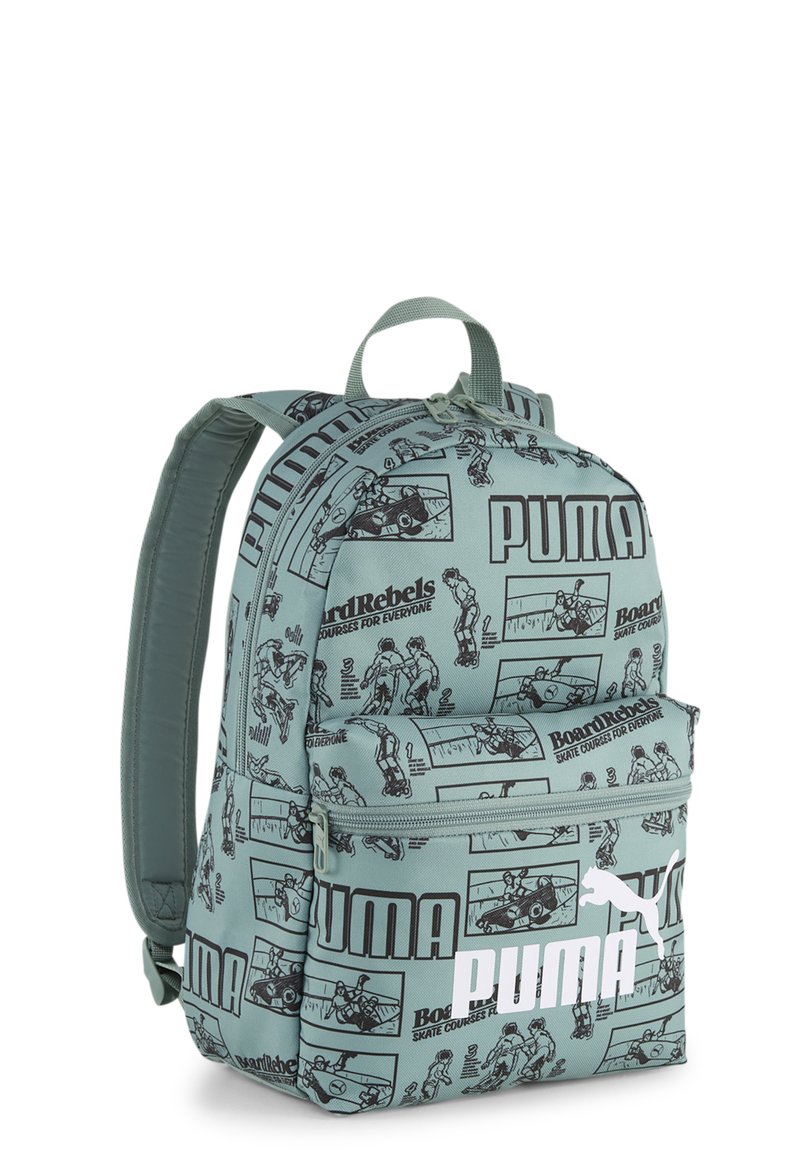 Zaino azzurro chiaro con illustrazioni nere grafiche, spallacci regolabili, tasca anteriore con zip e logo Puma bianco ben visibile.