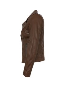 Braune Lederjacke mit tailliertem Schnitt, seitlichen Reißverschlusstaschen und einem gekerbten Kragen; glatte Textur mit detaillierter Naht.