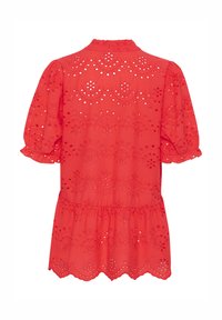 Rdeča bluzica s kratkimi napihnjenimi rokavi, ki ima vezenine iz očes, naguban ovratnik in zbrano pasu s scalloped robom.