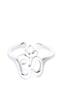 Silveröppen cuffring med ett "Om"-symbolmönster. Slät yta med rundade kanter och inga synliga stenar eller utsmyckningar.