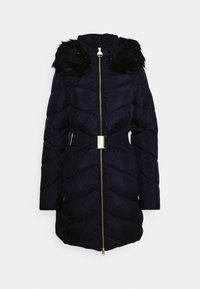 Tmavě modrá péřová bunda s kapucí lemovanou umělou kožešinou, zlatým zipem a texturovaným vzorem rybí kosti. Má páskek v pase pro přizpůsobený vzhled.