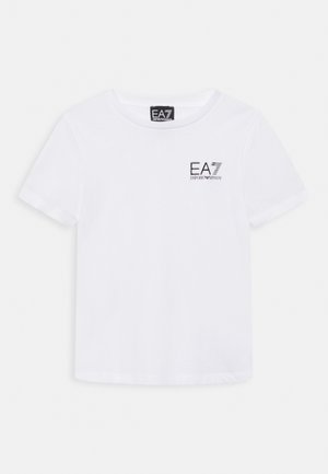 T-shirt blanc à manches courtes avec col rond et petit logo noir "EA7 Emporio Armani" en haut à gauche de la poitrine.