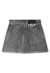 Jupe en denim avec un délavage gris et une surface texturée, comportant deux poches arrière et une étiquette de marque noire à la taille.