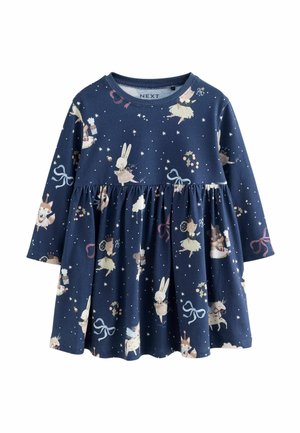 Navyblaues Langarmkleid mit einem gerafften Rock. Es weist verspielte Tiermuster auf, darunter Hasen und Füchse, vor einem sternenklaren Hintergrund.