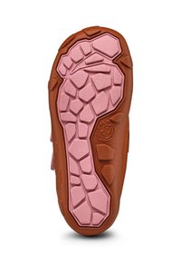 Bruine en roze schoenzool, van gemodelleerd rubber met een robuust patroon. Bevat een logo en onderscheiden, verhoogde segmenten voor grip.