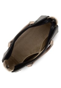 Sac à main en cuir noir avec une surface texturée, intérieur beige, fermeture éclair et deux poches intérieures ; il dispose de poignées claires.