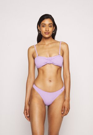 Conjunto de biquíni lilás com um topo bandeau texturizado com frente laçada e alças ajustáveis, acompanhado de cuecas altas combinando.