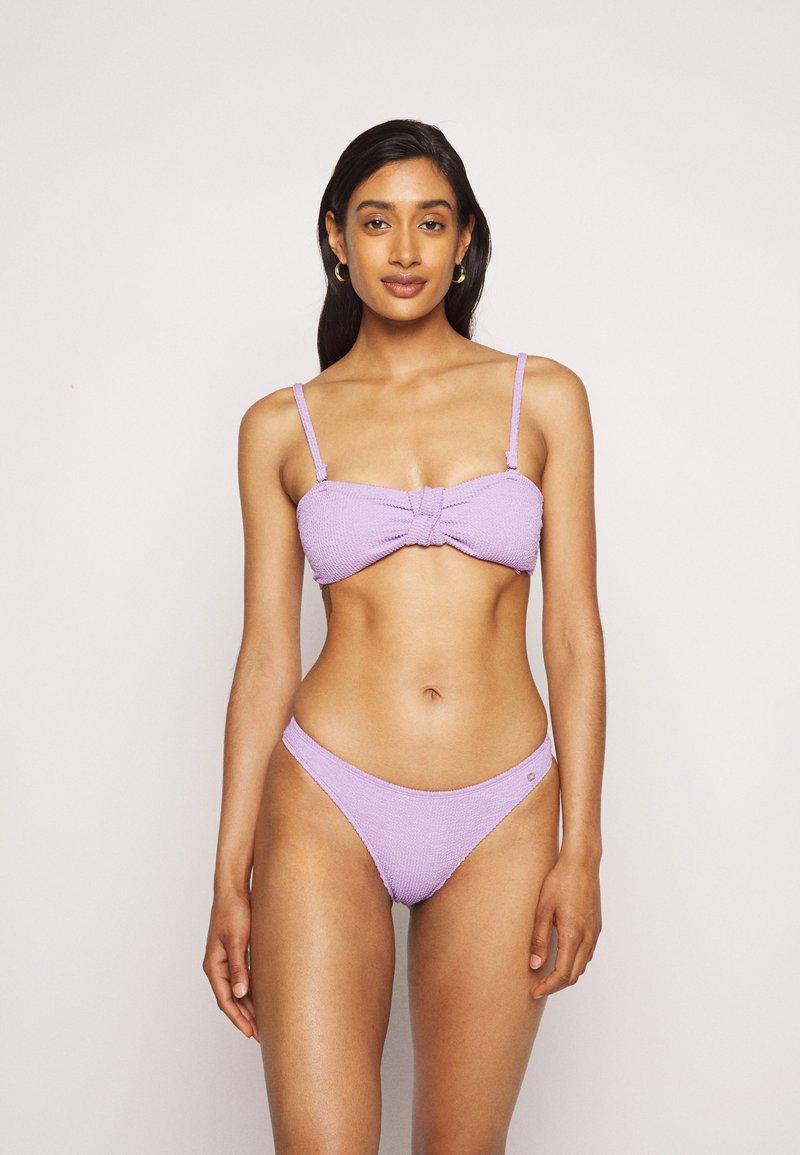 Conjunto de biquíni lilás com um topo bandeau texturizado com frente laçada e alças ajustáveis, acompanhado de cuecas altas combinando.