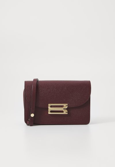 Victoria Beckham BBUCKLE NANO - Olkalaukku - burgundy