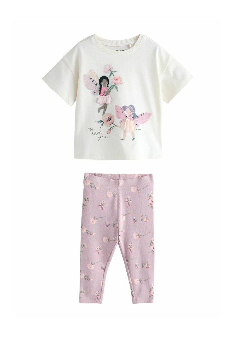Ljust färgad bomullströja med älvmotiv och blommiga detaljer, i kombination med lavendelfärgade leggings med blommönster.