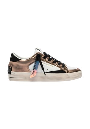 Sneaker basse con tomaia in pelle bianca, accenti neri e dettagli in bronzo luccicante. Caratterizzata da una suola in gomma testurizzata e lacci neri.