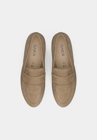 Ταμπά μοκασίνια από σουέντ με πλεκτή λεπτομέρεια, στρογγυλερή μύτη και επίπεδη σόλα, με επένδυση εσωτερικά για άνεση.