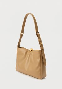 Τσάντα χειρός από μπεζ δέρμα με ομαλή υφή, στρογγυλεστό χρυσό κούμπωμα και ρυθμιζόμενο λουρί. Ελαφρώς χαλαρή σχεδίαση.