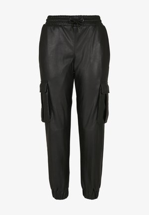 Fekete szintetikus bőrből készült cargo nadrág, rugalmas derékkal, húzózsinórral, rugalmas mandzsettákkal és két oldalsó zsebbel. Simma, fényes textúra.