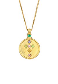 Guld vedhængs halskæde med en struktureret rund charm, der har et farverigt korsdesign med grønne, lilla og pink ædelsten. Inkluderer en kæde.