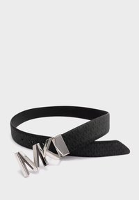 Ceinture noire texturée avec une finition lisse, présentant une boucle en argent brillant avec le logo "MK". La ceinture s'amincit aux extrémités et a un design minimaliste.