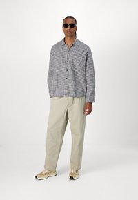 Obey Clothing BIGWIG RADIO  - Shirt - unbleached multi