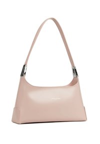 Roze handtas van nep leer met een gestructureerde vorm, een verstelbare riem, zilverkleurige metalen accenten en een logo dat op de voorkant is gegraveerd.