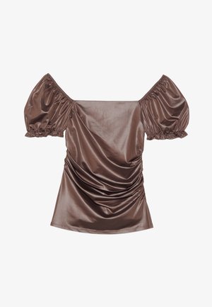 Brun satängtop med bar axel och puffärmar, rynkad detalj framtill och en slät textur. Elastiska manschetter vid ärmkanterna.