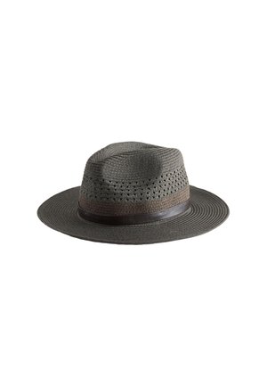 Grau gewebter Fedora-Hut mit breiter Krempe, perforierter Krone und dunkelbraunem Lederband am unteren Rand der Krone.