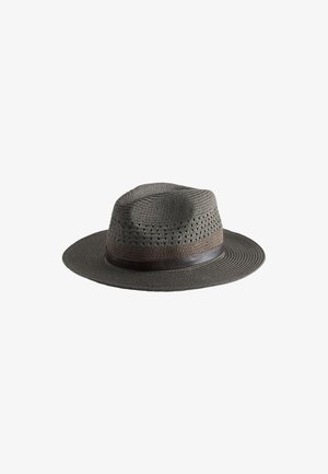 Grau gewebter Fedora-Hut mit breiter Krempe, perforierter Krone und dunkelbraunem Lederband am unteren Rand der Krone.