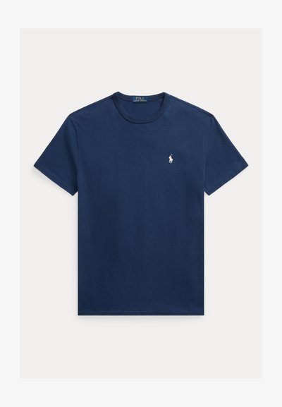 Tamnobo modra bombažna majica z okroglim izrezom, kratkimi rokavi in majhnim belim vezenim logotipom na levi strani prsnega koša.