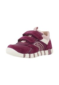 Scarpa da ginnastica viola con strap in velcro, in materiale scamosciato e sintetico, punta arrotondata, suola bianca con grip testurizzato, dettagli di accento in contrasto.