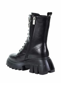 Czarny skórzany botek za kostkę z masywną platformą, posiadający boczny zamek błyskawiczny, sznurowaną przód oraz metalowe akcenty.