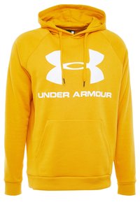 Sudadera amarilla con capucha, confeccionada en una tela suave. Presenta un gran logo blanco de Under Armour y un bolsillo canguro en la parte frontal.