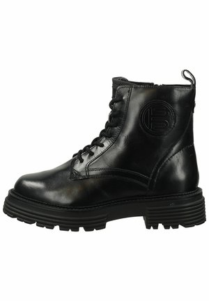 Bottines en cuir noir avec un bout rond, semelle en caoutchouc noir épaisse, fermeture à lacets sur le devant et un détail en relief de la marque sur le côté.