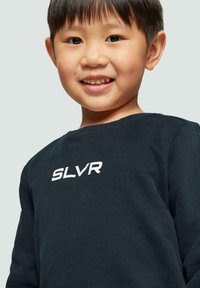 Navy Sweatshirt aus Baumwolle, mit Rundhalsausschnitt und weißem "SLVR"-Logo auf der Brust. Glatte Textur ohne Muster.