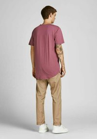 Jack & Jones JJENOA TEE CREW NECK - Lihtne T-särk - hawthorn rose