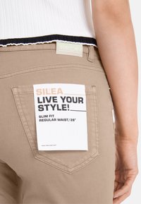 Marc Cain SILEA - Jeans Slim Fit - toffee macaron