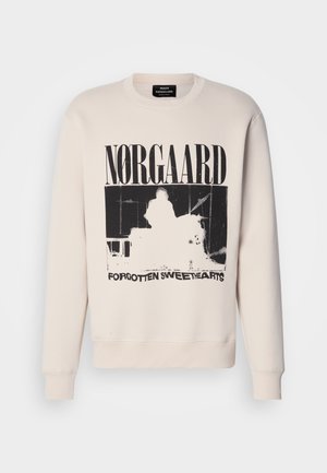 Felpa beige chiaro con una stampa grafica nera di una figura e il testo "NORGAAARD" e "FORGOTTEN SWEETHEARTS." Collo rotondo, maniche lunghe.