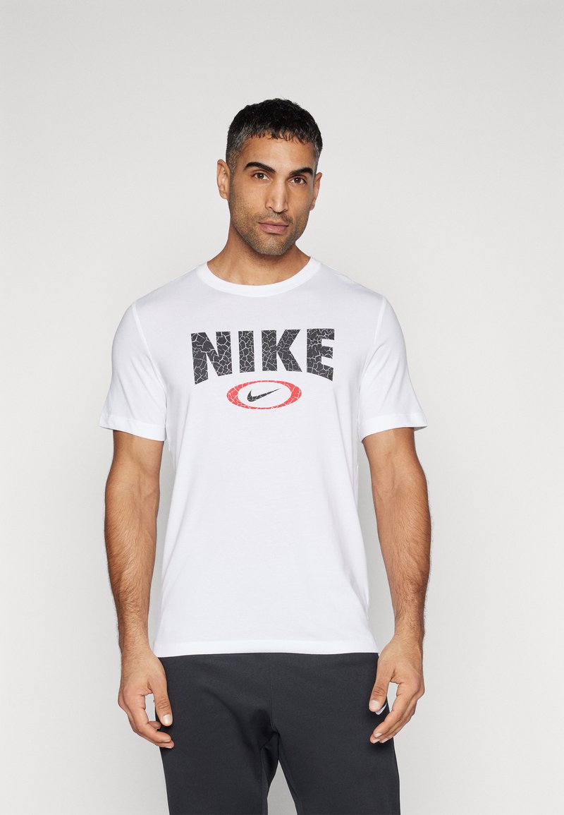 Hvitt t-skjorte med dristig svart og rød "NIKE" grafisk trykk. Korte ermer, rund hals, lett bomullsstoff.