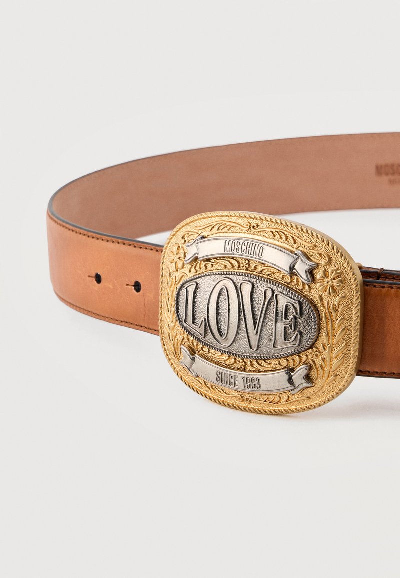 Ceinture en cuir marron avec une grande boucle ornée en or et argent gravée des mots "LOVE", "MOSCHINO" et "SINCE 1983".