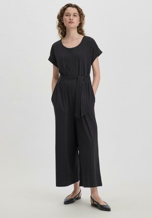 Schwarzer Jumpsuit mit kurzen Ärmeln, einem gebundenen Taillengürtel, weitem Bein und seitlichen Taschen. Glatter Stoff mit lockerer Passform.