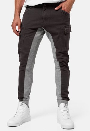 Cargo broek met een kleurblokontwerp, bestaande uit donkergrijze en lichtgrijze panelen. Gemaakt van een katoenmix met zijzakken en elastische manchetten.