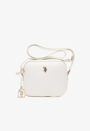 Bolso bandolera blanco en cuero texturizado con un logo dorado, herrajes a juego y una correa desmontable, de forma rectangular y bordes suaves.