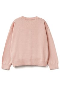 Jemně růžový pletený svetr s kulatým výstřihem, dlouhými rukávy a žebrovanými manžetami a lemem. Jednoduchý, nezdobený design s hladkou texturou.