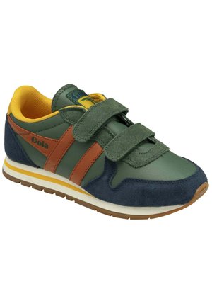 Zapatilla con velcro en verde, azul marino y marrón, con forro interior amarillo y suela blanca con ralla amarilla, marca "Gola" en el panel lateral.