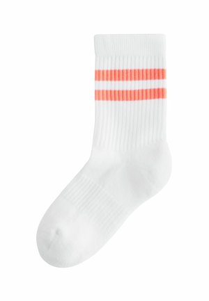 Vit idrottssocka med ribbat mönster, som har två horisontella orangea ränder nära toppen. Rundad tå och vadderad sula.