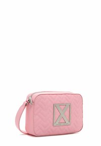 Borsa a tracolla rettangolare trapuntata rosa con accentuazione del logo in argento, chiusura con cerniera superiore e tracolla staccabile. Texture liscia, design minimalista.