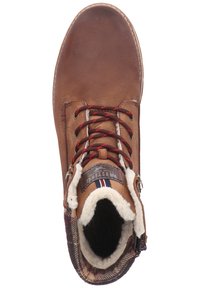 Bruine leren boot met rode en bruine veters, wollen voering en een ruitpatroon aan de hals. Voorzien van een zijrits en een logopatch.