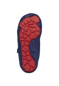 Semelle de chaussure avec une base en caoutchouc bleue et un motif de bande de roulement texturé rouge. Présente des grips angulaires et une indication de taille 28.