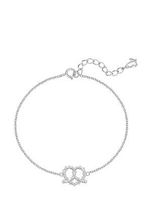 Pulsera de cadena de plata con un cierre ajustable y dos pequeños colgantes en forma de corazón conectados por pequeñas cuentas.