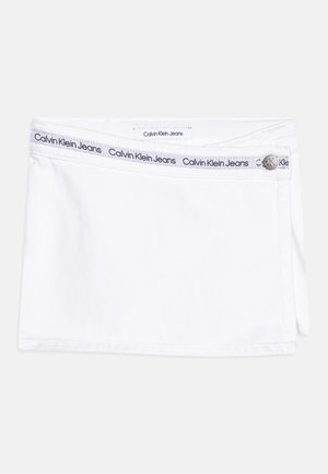 Białe szorty Calvin Klein Jeans z elastycznym pasem z logo marki i zapięciem na guzik, o prostym kroju i gładkiej fakturze.