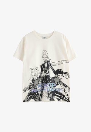 Wit T-shirt met zwarte lijntekening van drie gestileerde karakters in dynamische poses en tekst "K-POP DEMON HUNTERS" in glanzende blauwe en paarse letters.